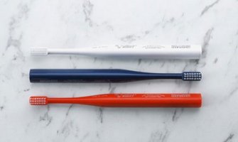 Četkica za zube uz koju je pasta višak