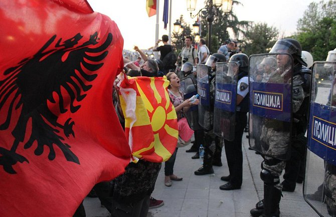 Demonstranti na zgradu vlade bacali kamenje i jaja