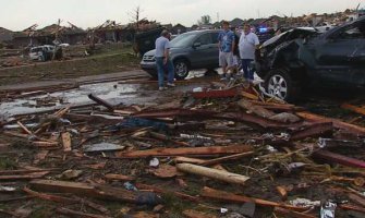 Više desetine tornada poharalo centralni dio SAD