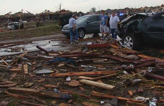 Više desetine tornada poharalo centralni dio SAD