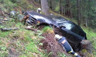 Poršeom se survali u provaliju prateći navigaciju