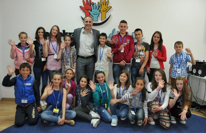 Buduće generacije će imati znanja i mogućnosti da doprinesu demokratskom društvu