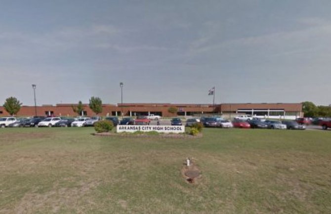 Đaci pokušali da prodaju svoju srednju školu na internetu