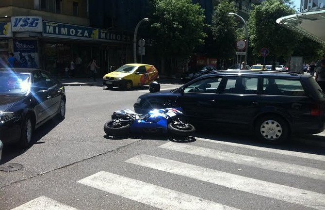 Motorista lakše povrijeđen u nezgodi