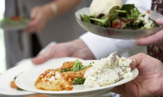 Desetine studenata otrovano hranom