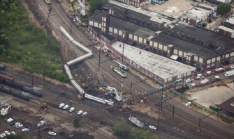 Putnički voz iz šina iskočio pri brzini od 160 kilometara na sat, 7 osoba poginulo