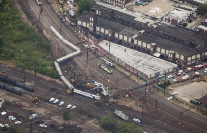 Putnički voz iz šina iskočio pri brzini od 160 kilometara na sat, 7 osoba poginulo