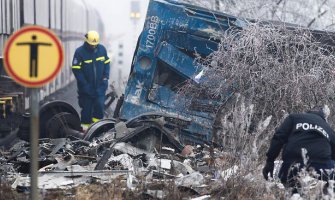 Dvoje poginulo, a 20 povrijeđeno u sudaru voza i kamiona