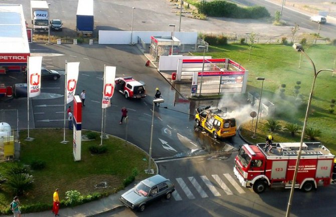 Izgorjelo vozilo Pošte CG