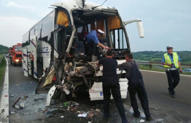 Sudar autobusa i kamiona, povrijeđeno 13 osoba