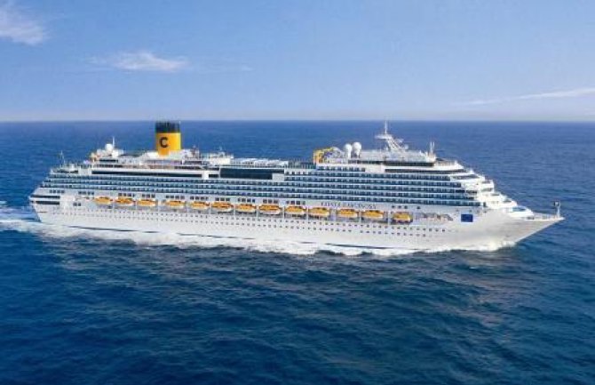 Brod zaglavljen na grebenu više od šest sati