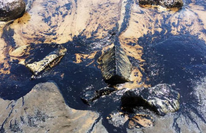 Izlilo se 79.500 litara nafte u okean