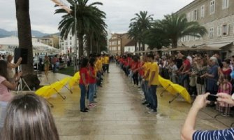 Tivatski maturanti zajedno sa vršnjacima iz Evrope, plesali Štrausovu Kvadrilu