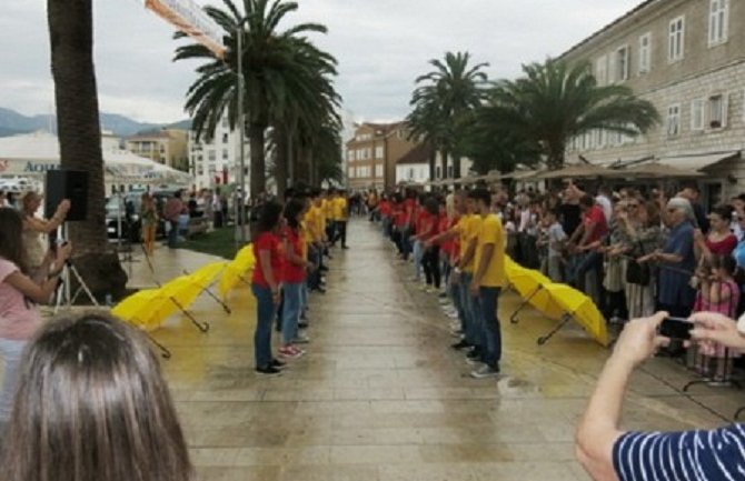 Tivatski maturanti zajedno sa vršnjacima iz Evrope, plesali Štrausovu Kvadrilu