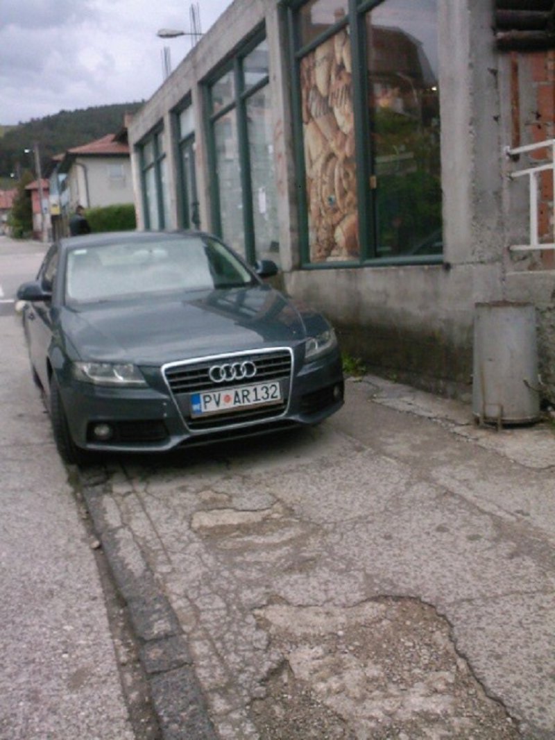 FotoautomobilsudijeBrankaPejovicanatrotoaru