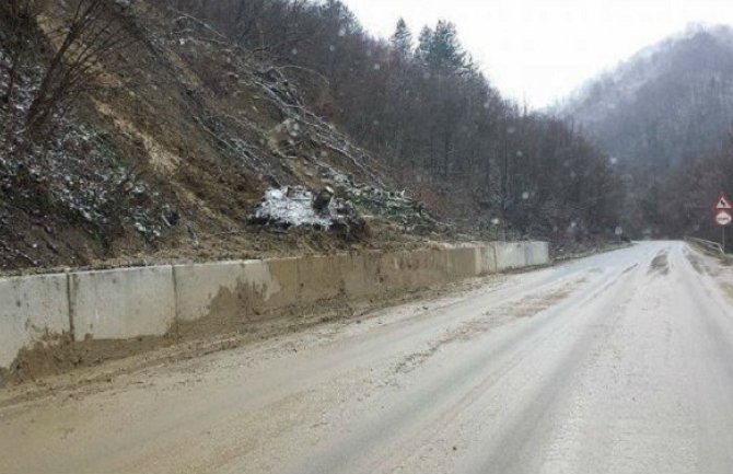 Brdo se obrušilo na auto, tri osobe povrijeđene