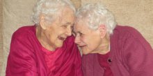 Najstarije bliznakinje umrle za mjesec dana (VIDEO)