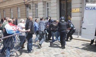 Zagreb: Počeo okršaj policije i demonstranata na Markovom trgu