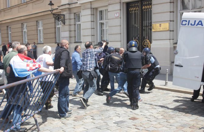 Zagreb: Počeo okršaj policije i demonstranata na Markovom trgu