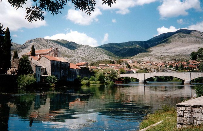 Trebinje: Seoskoj djeci za odlazak u školu vlast daje oko 60 eura mjesečno