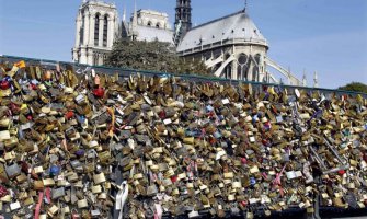 S mosta umjetnosti skidaju se katanci ljubavi teški 45 tona