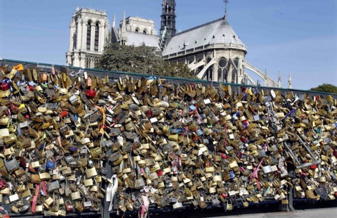 S mosta umjetnosti skidaju se katanci ljubavi teški 45 tona