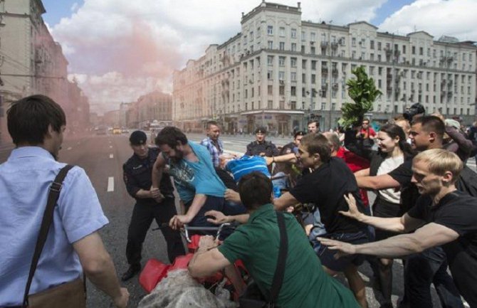 Haos na gej paradi u Moskvi