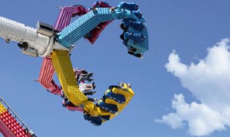 U lunaparku ljudi visili sa 7 metara visine