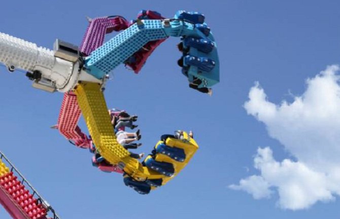 U lunaparku ljudi visili sa 7 metara visine