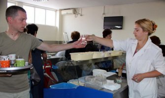 Prodavci na jagodinskoj pijaci uz čaj i kafu gledaju omiljene serije