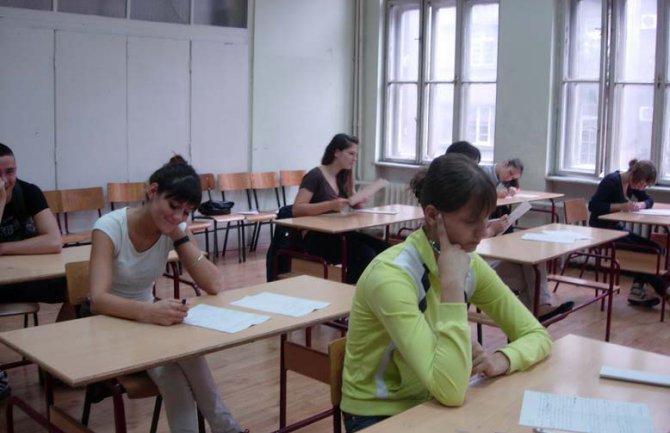 Preko 300 đaka traži poništenje maturskog ispita 