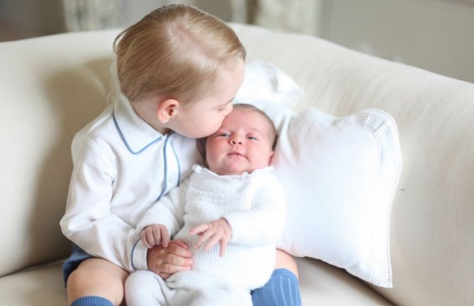 Prve zajedničke fotografije princeze Šarlot i princa Džordža! (FOTO)