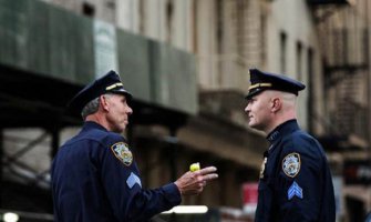 Bijeli policajac tukao maloljetnu crnkinju(VIDEO)