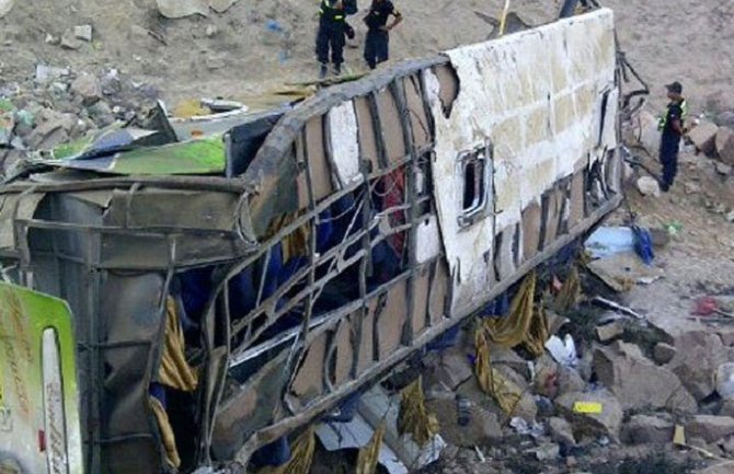 U saobraćajnoj nesreći poginulo 16 putnika, 30 povrijeđeno