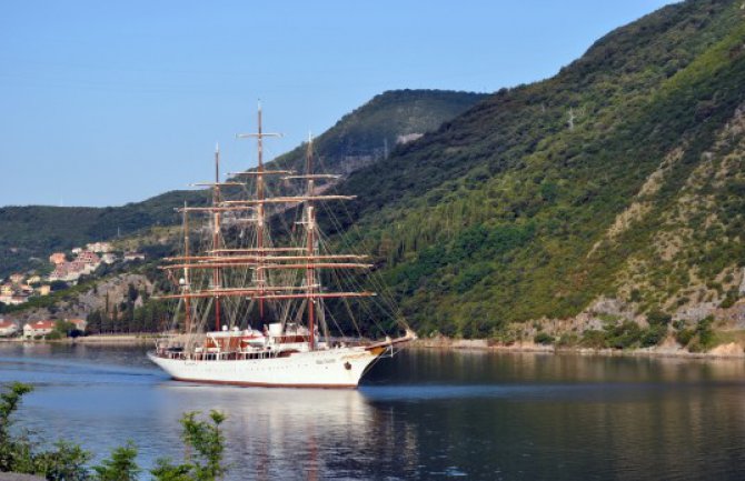 Najveći jedrenjak na svijetu uplovio u Boku