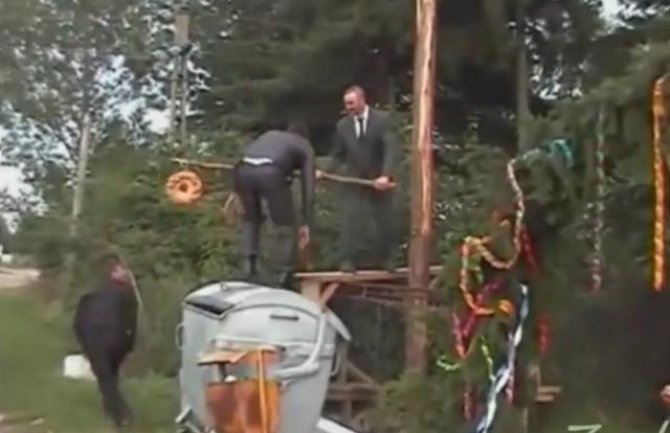 Kad kum upadne u kontejner(VIDEO)