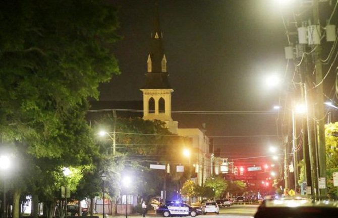 SAD: Mladić izrešetao 9 ljudi u crkvi