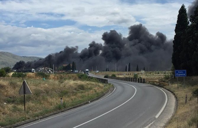 Vatra progutala  20 automobila!
