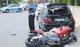 Motorom se zakucali u auto, dva mladića teško povrijeđena