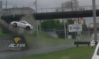 Dao gas na mokrom putu i poletio 4 metra u vazduh (VIDEO)