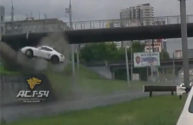 Dao gas na mokrom putu i poletio 4 metra u vazduh (VIDEO)