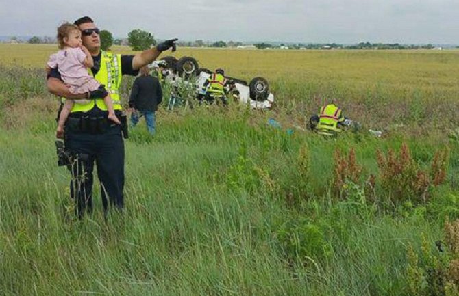 Policajac skreće pažnju djevojčici dok joj izvlače familiju (VIDEO)