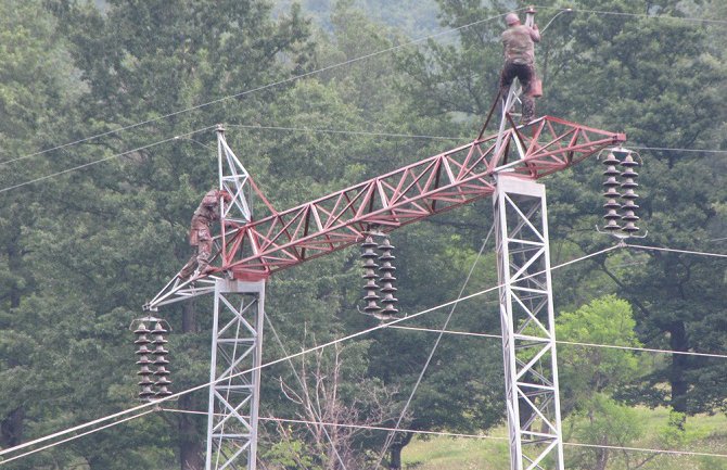 Stubove dalekovoda u Nacionalnom parku farbaju u crveno-bijelu boju 