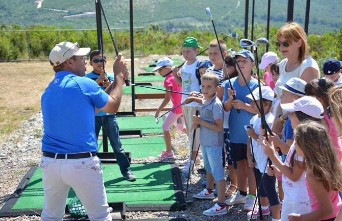 Luštica Bay: Tivatski osnovci na golf vježbalištu