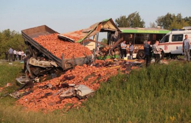 U sudaru autobusa i kamiona  poginulo 16 ljudi