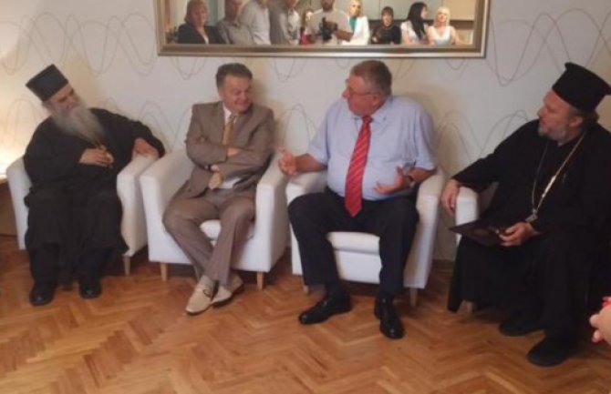 Amfilohije odlikovao Šešelja!