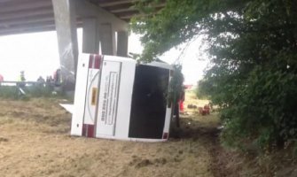 Autobus sa 34 djece sletio sa puta, vozač poginuo (Video)