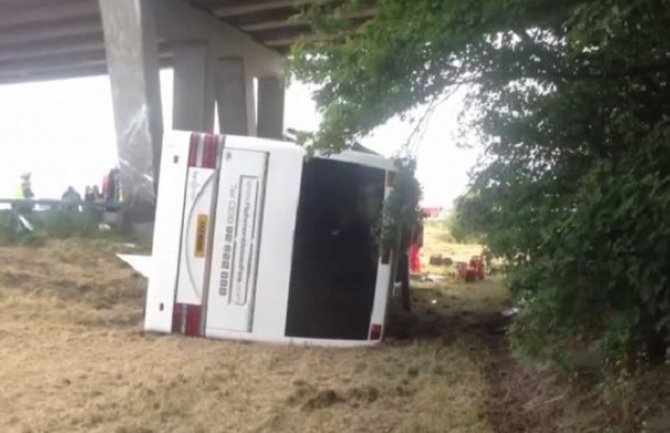 Autobus sa 34 djece sletio sa puta, vozač poginuo (Video)