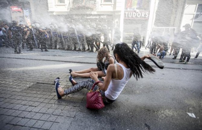 Turska policija rastjerala okupljene na Paradi ponosa