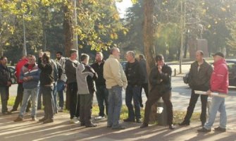 Žugić željezarcima okupljnim pred Vladom: Pare nijesu problem